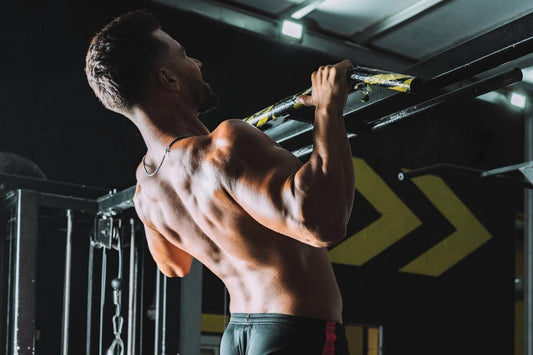 uomo fa trazioni in palestra