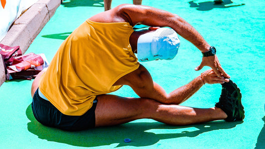 atleta-uomo-seduto-a-terra-fa-stretching