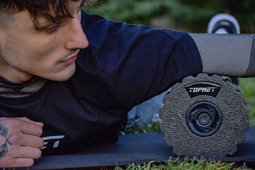 ragazzo-sdraiato-a-terra-usa-foam-roller-sul-braccio