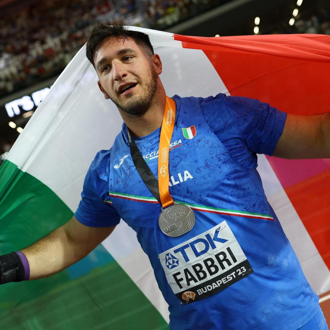 Leonardo Fabbri mit der italienischen Flagge und einer Medaille