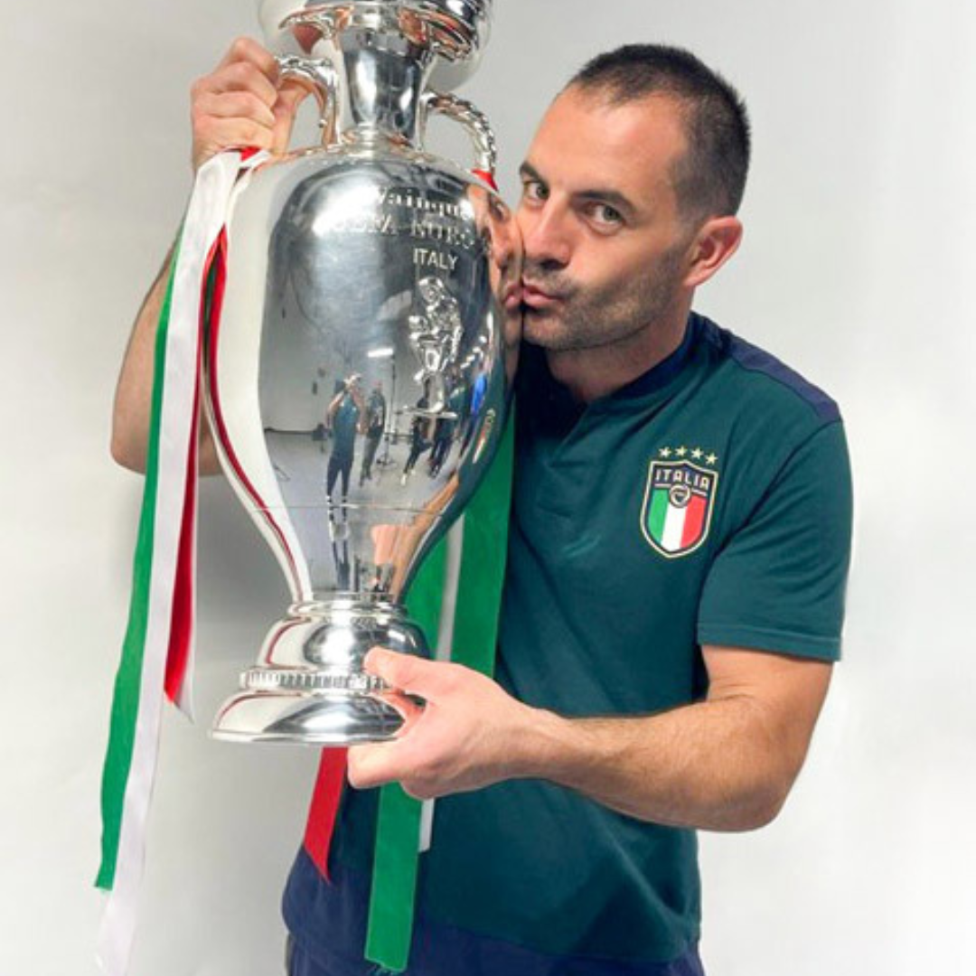 Walter Martinelli mit einem Pokal der italienischen Nationalmannschaft